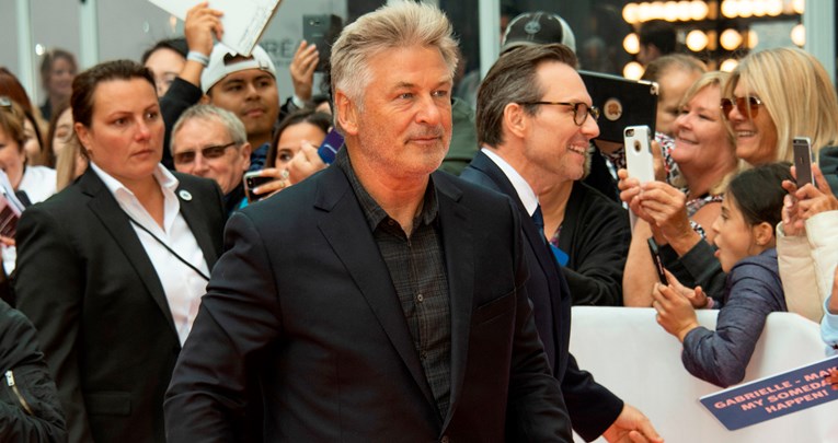 Alec Baldwin se skinuo u bokserice da bi pokazao koliko je smršavio